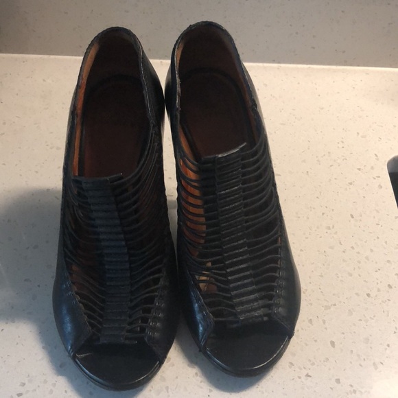 MOVING SALE: EUC Givenchy heels size 36 - Picture 2 of 11